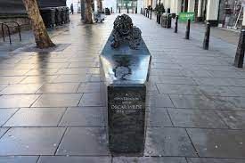 Oscar Wilde sculpture.jpg